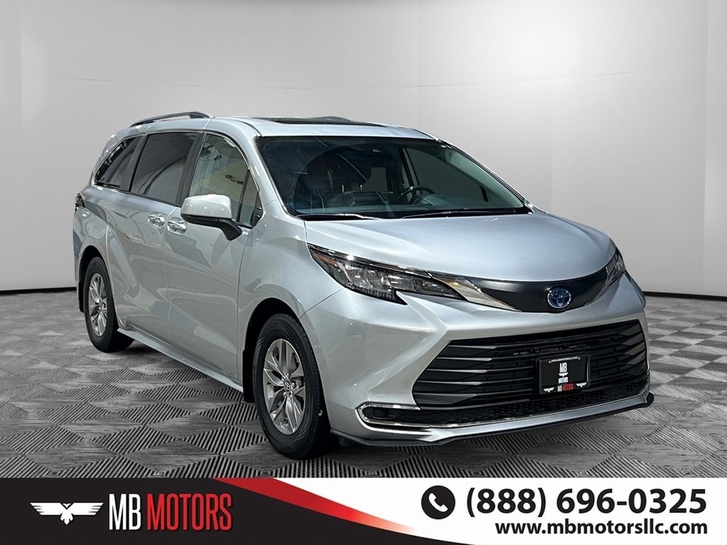 2022 Toyota Sienna XLE's photo