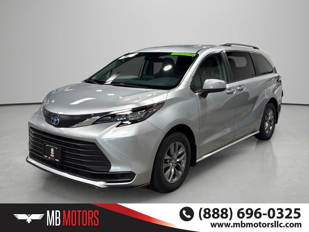 2024 Toyota Sienna LE 8-Passenger's photo