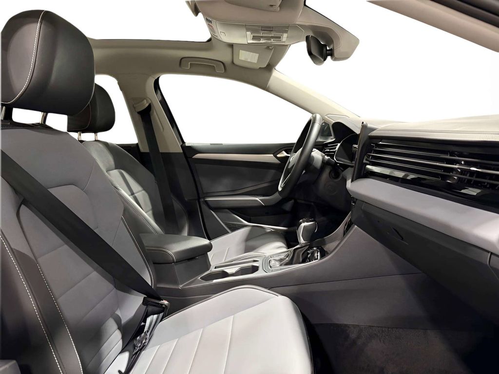 2025 Volkswagen Jetta SE - Photo 12