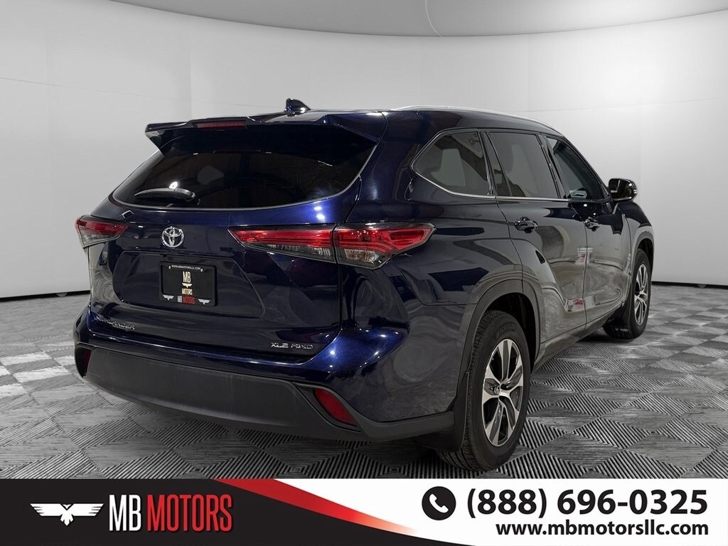 2022 Toyota Highlander XLE photo 3