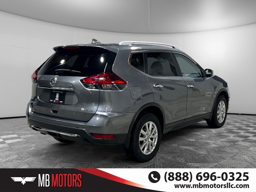 2019 Nissan Rogue SV photo 3