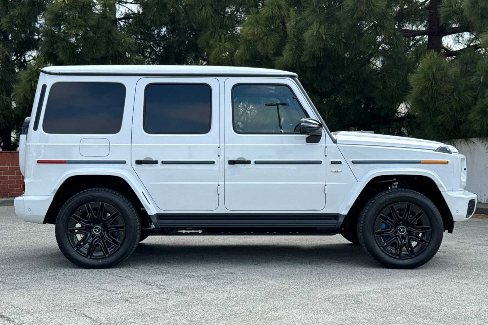 2025 Mercedes Benz G photo 3
