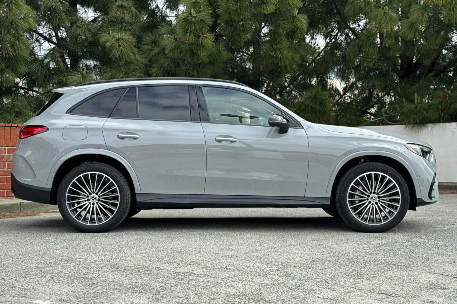 2025 Mercedes Benz GLC 300 4MATIC photo 4