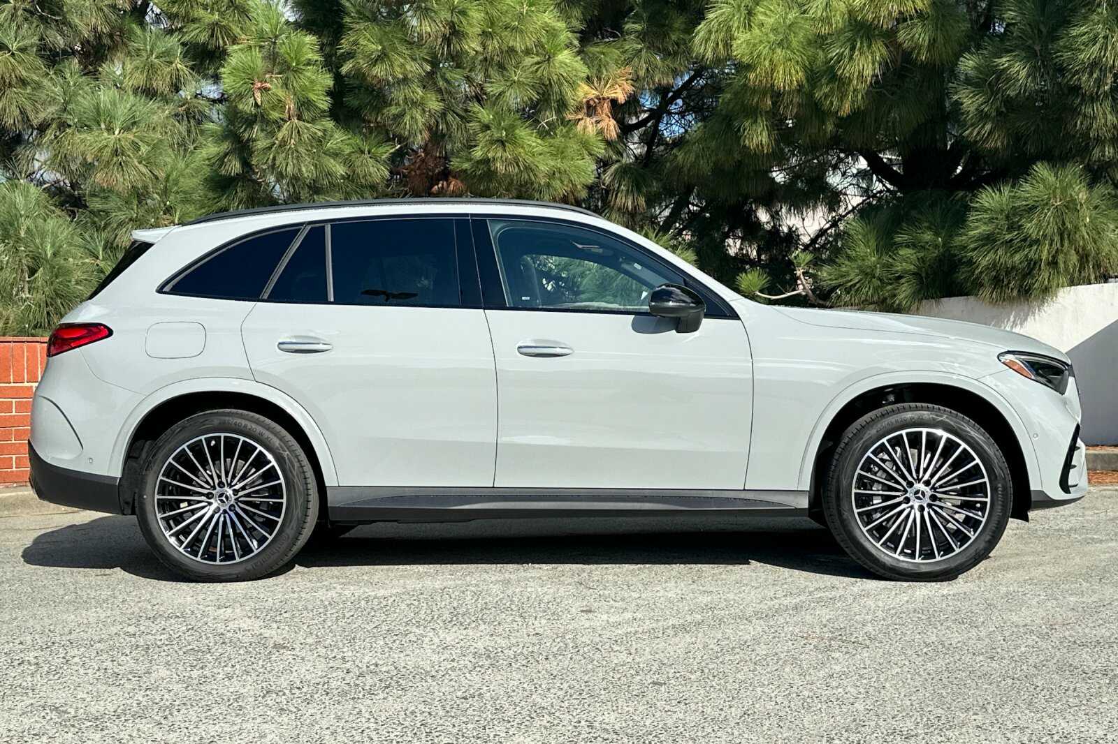 2026 Mercedes Benz GLC 300 photo 3