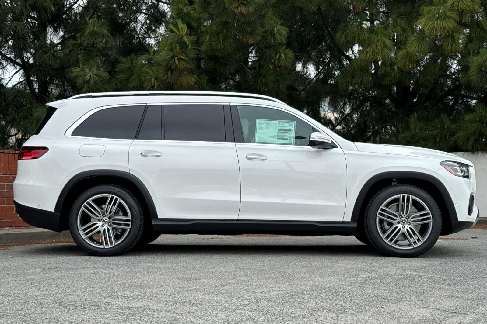 2025 Mercedes Benz GLS 450 4MATIC photo 3