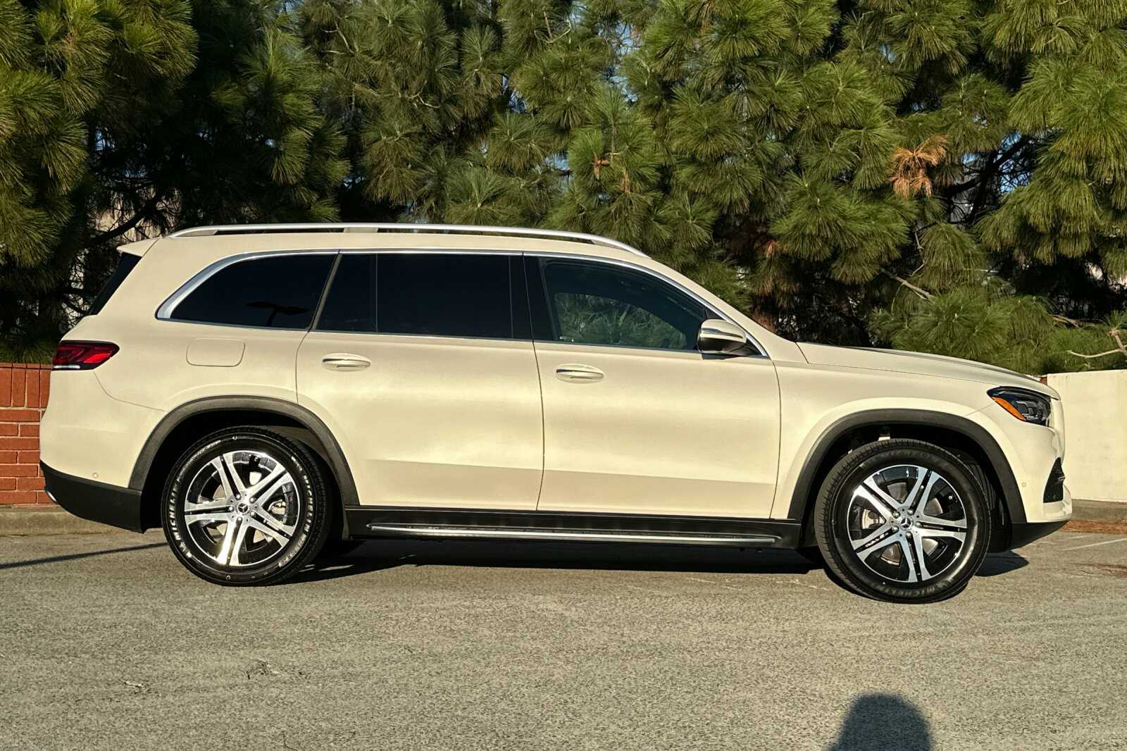 2023 Mercedes Benz GLS 450 4MATIC photo 3