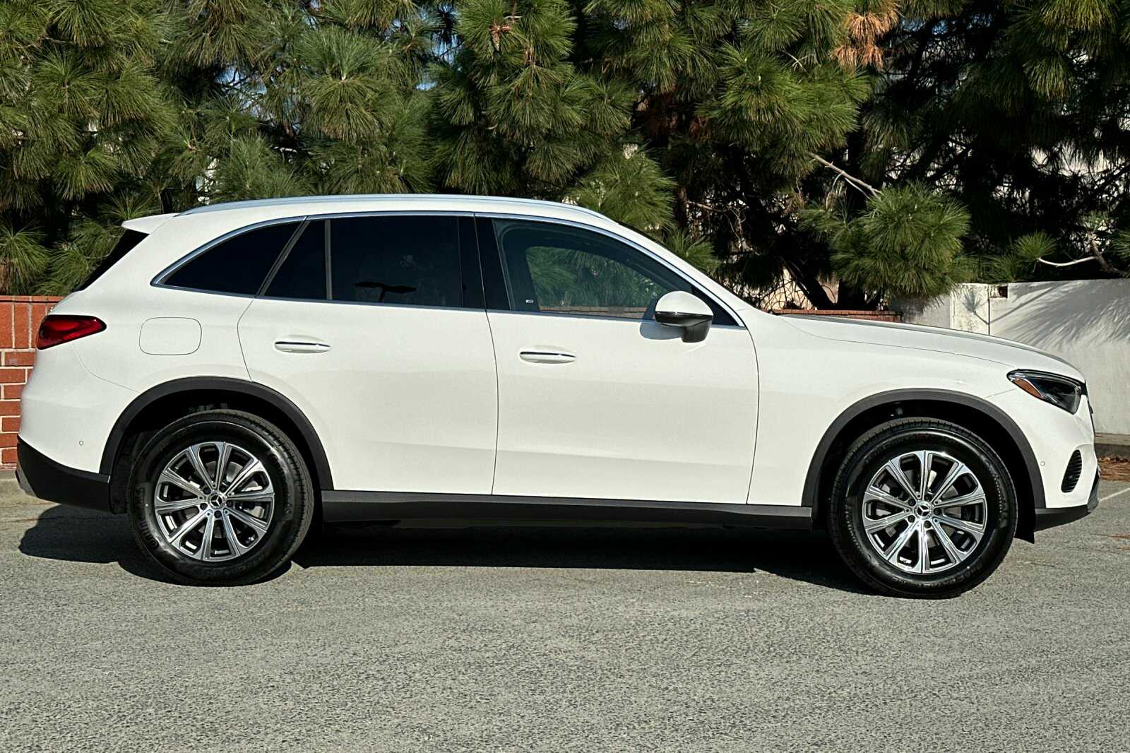 2026 Mercedes Benz GLC 300 4MATIC photo 3