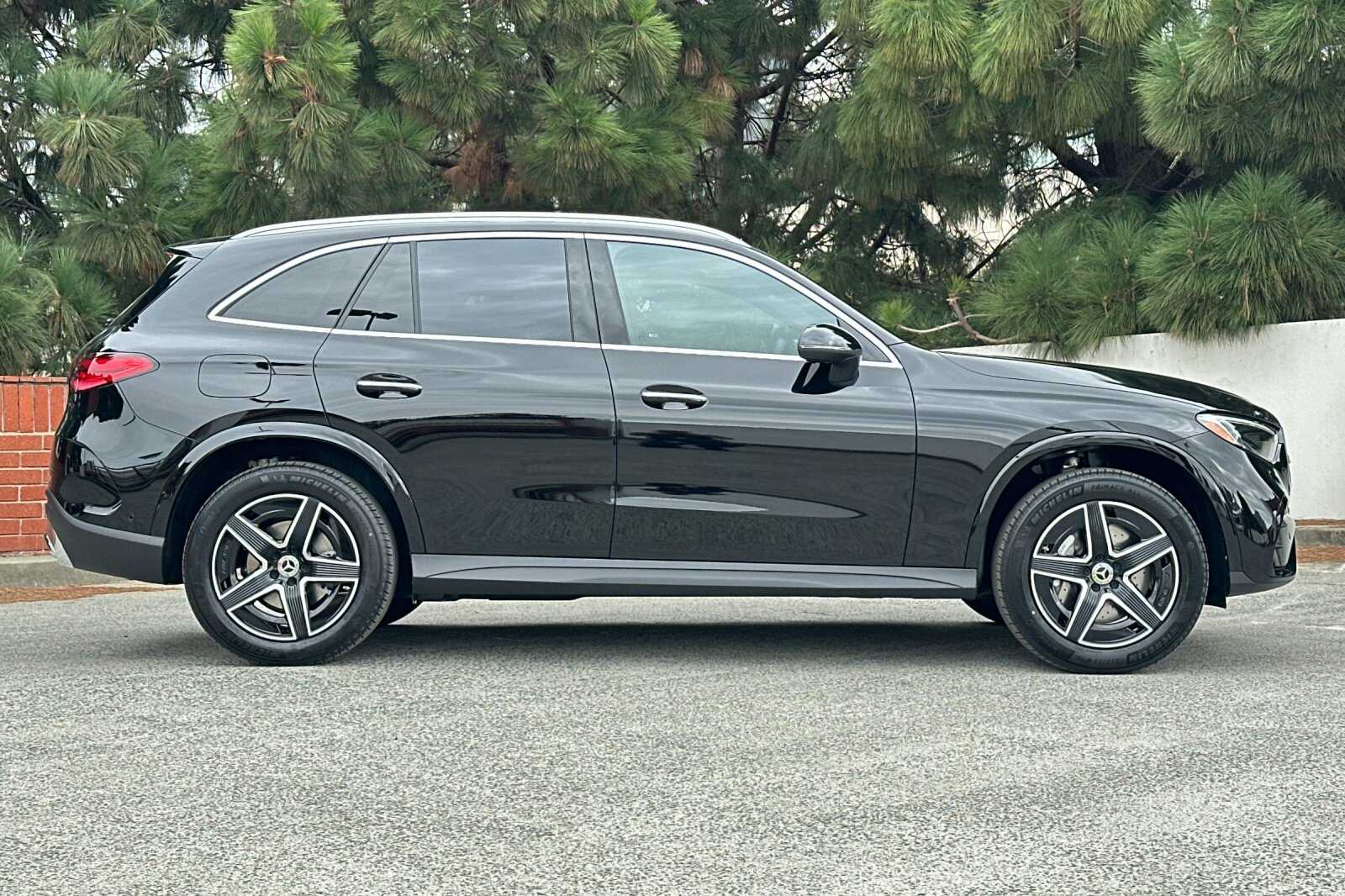 2026 Mercedes Benz GLC 300 photo 3