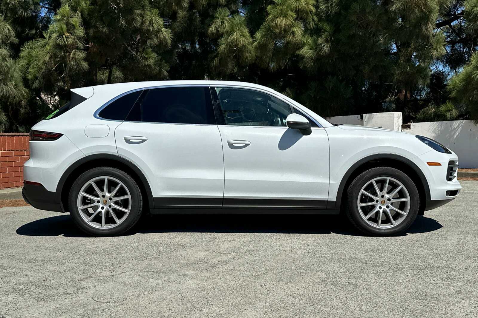 2023 Porsche Cayenne Platinum Edition photo 2