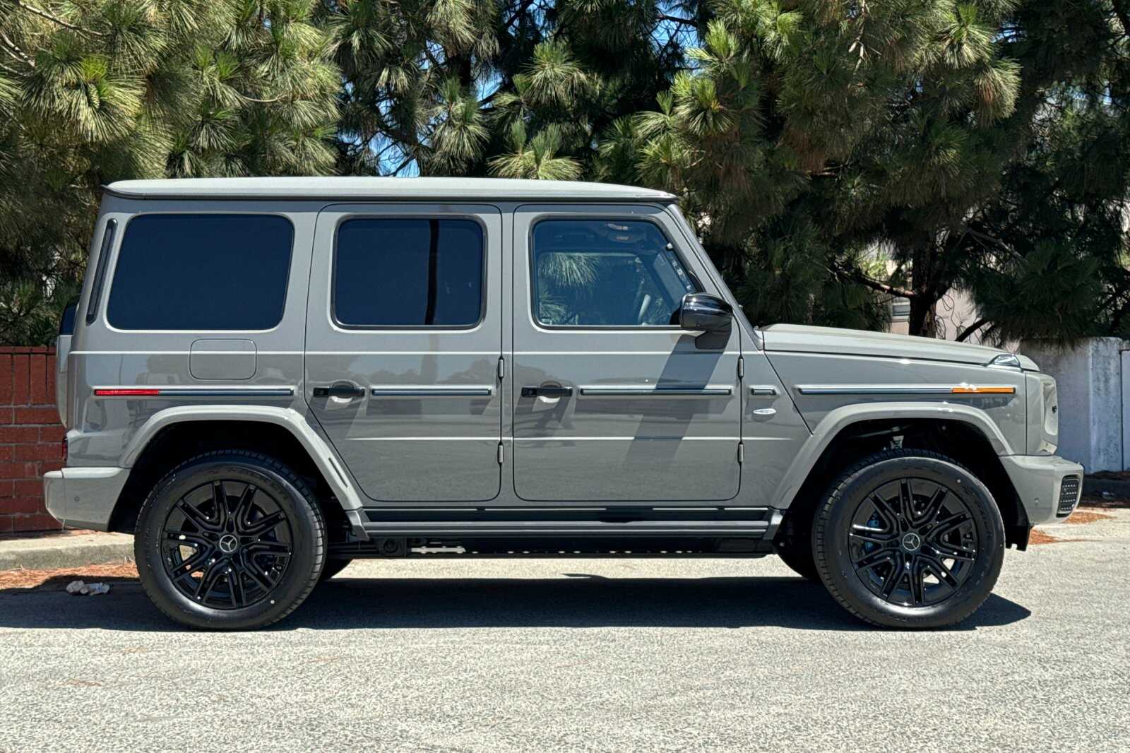 2025 Mercedes Benz G photo 3