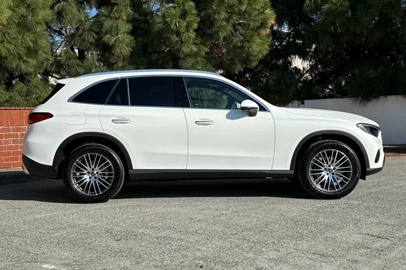 2026 Mercedes Benz GLC 300 4MATIC photo 3