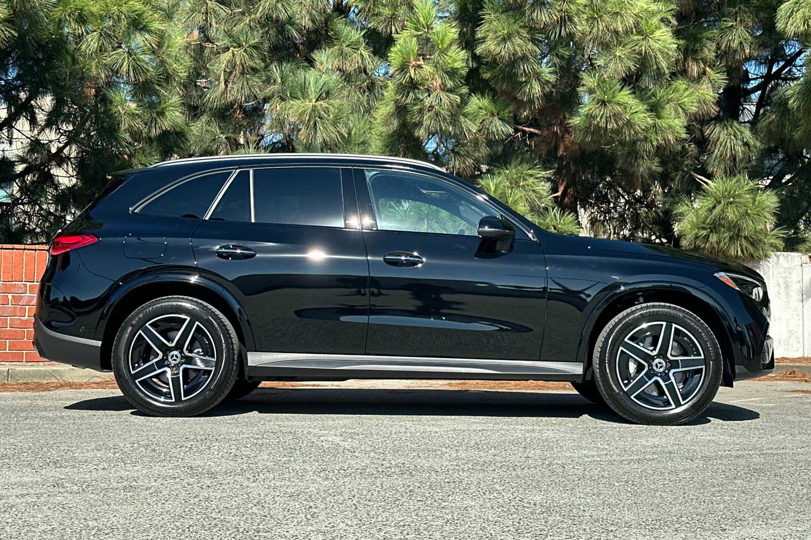2025 Mercedes Benz GLC 300 4MATIC photo 3