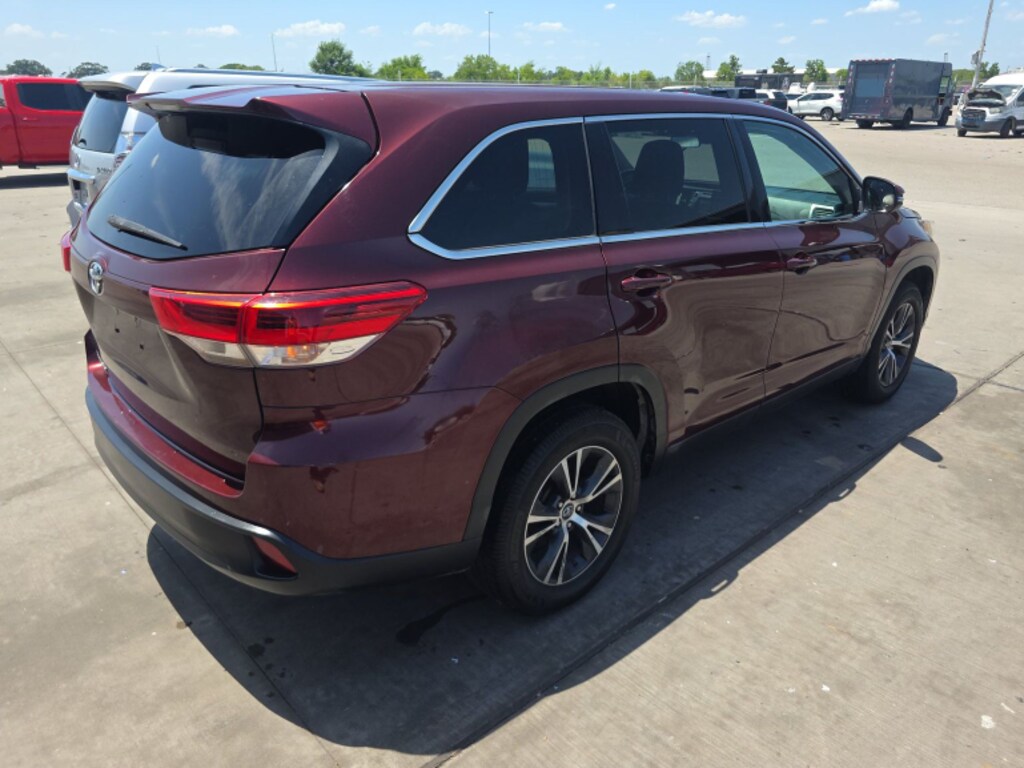 Used 2019 Toyota Highlander LE I4 SUV