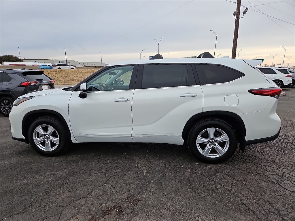 Used 2022 Toyota Highlander LE SUV