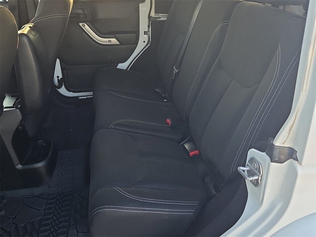 2017 Jeep Wrangler Unlimited Sahara photo 4