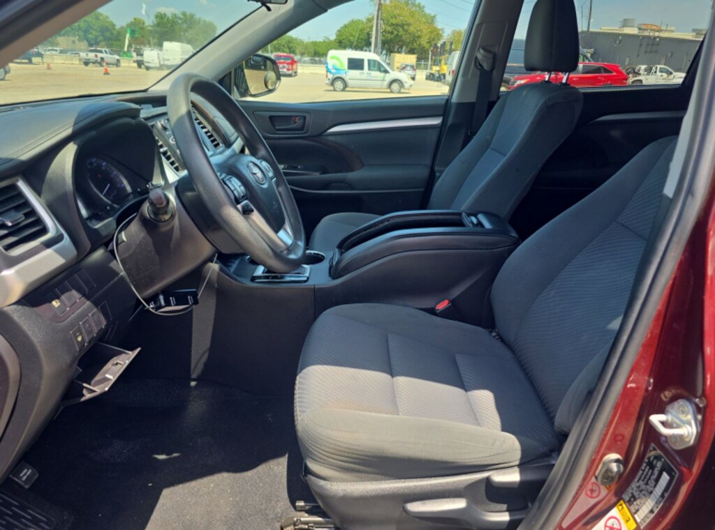 Used 2019 Toyota Highlander LE I4 SUV