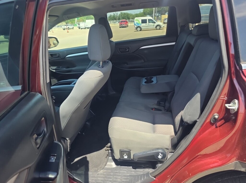 Used 2019 Toyota Highlander LE I4 SUV