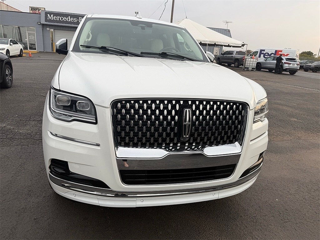 2023 Lincoln Navigator Black Label photo 2