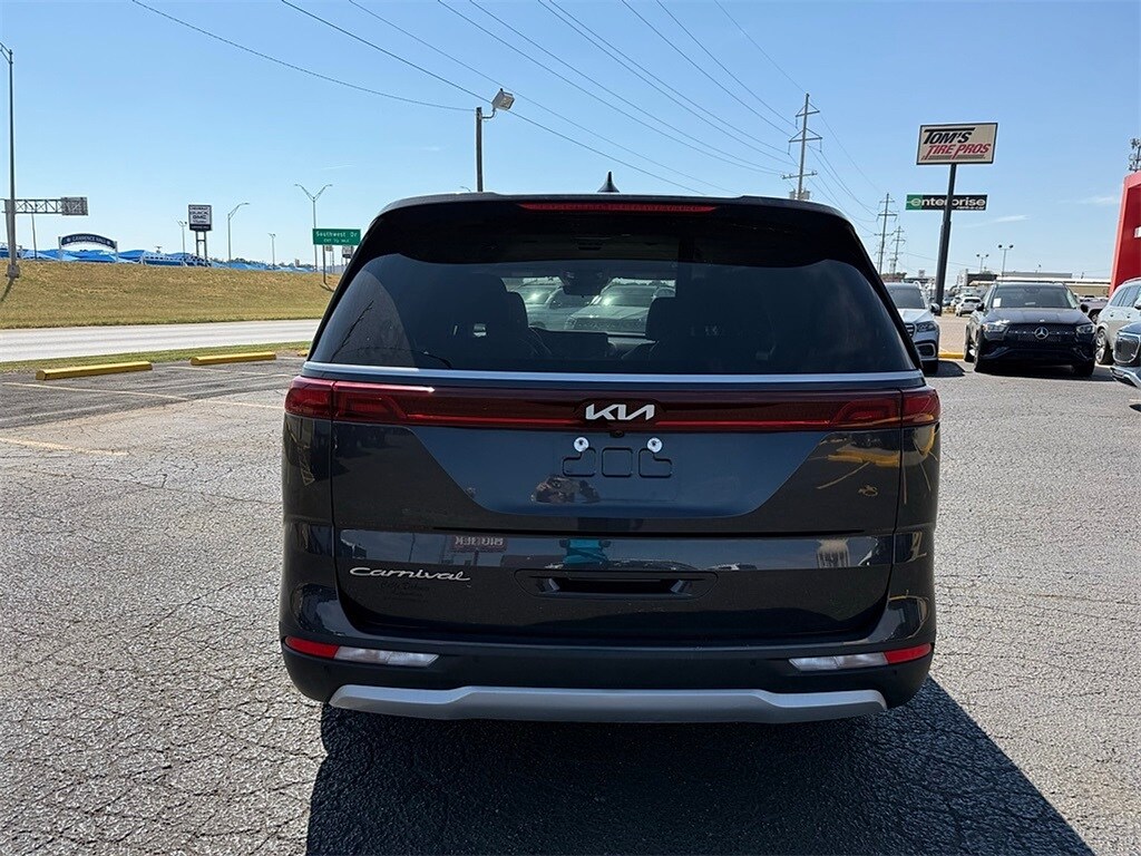 2022 Kia Carnival EX photo 3