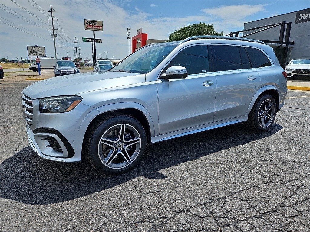 2025 Mercedes Benz GLS 450 4MATIC photo 2
