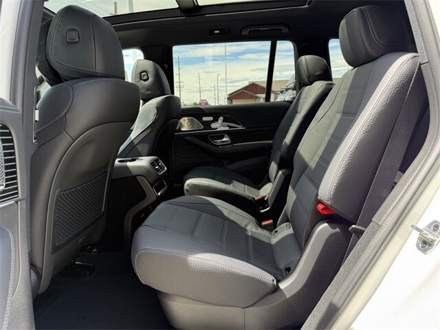 2025 Mercedes Benz GLS 580 4MATIC photo 4