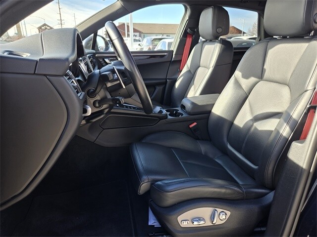 2022 Porsche Macan Base photo 2