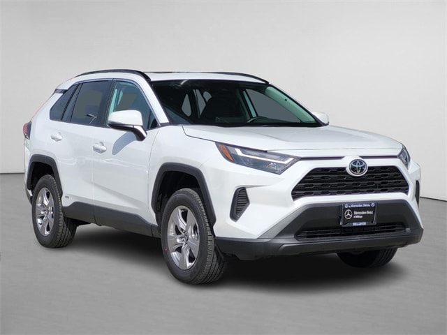 2025 Toyota RAV4 XLE's photo