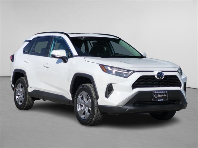 2025 Toyota RAV4 XLE's photo