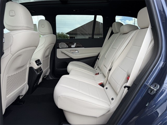2025 Mercedes Benz GLS 450 4MATIC photo 4