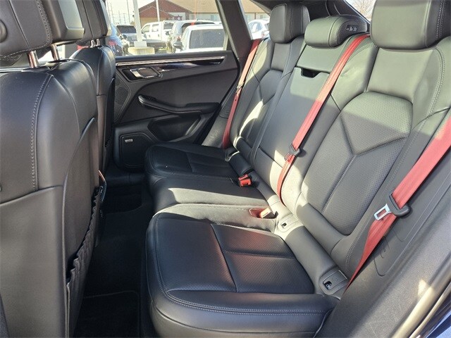 2022 Porsche Macan Base photo 3