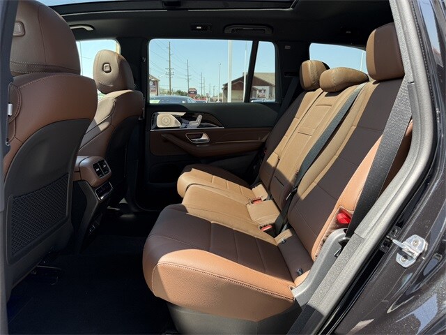 2025 Mercedes Benz GLS 450 4MATIC photo 4