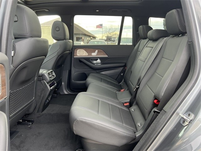 2025 Mercedes Benz GLS 450 photo 4