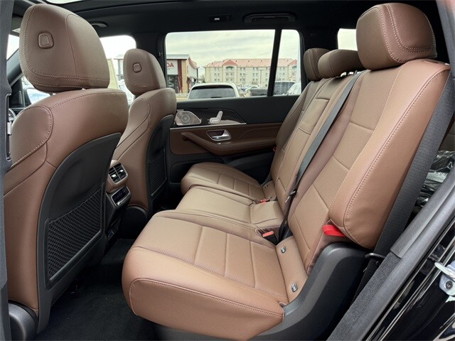 2025 Mercedes Benz GLS 450 photo 4