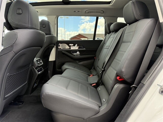 2025 Mercedes Benz GLS 450 4MATIC photo 4
