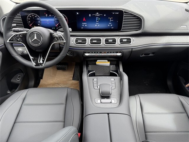 2025 Mercedes Benz GLS 450 4MATIC photo 2