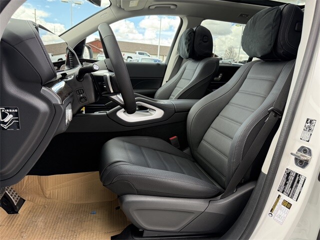 2025 Mercedes Benz GLS 450 4MATIC photo 3
