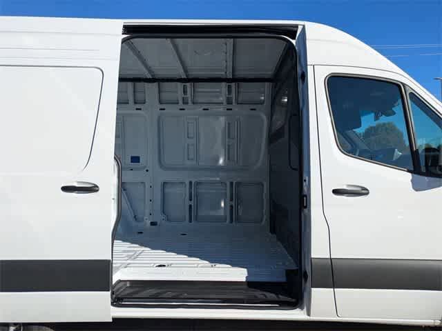 Thumbnail: 2025 Mercedes-Benz Sprinter - 11