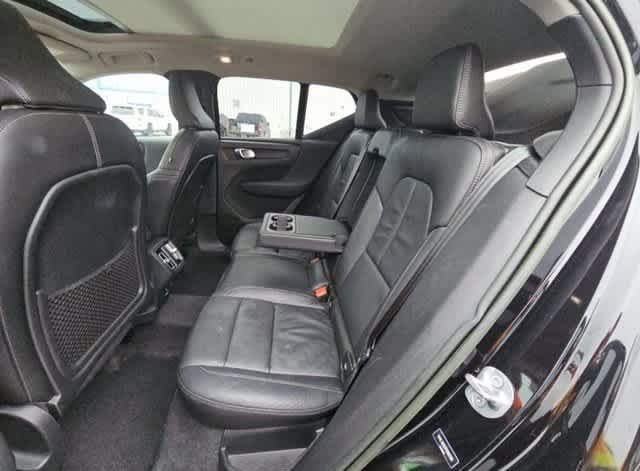 Thumbnail: 2023 Volvo XC40 - 4