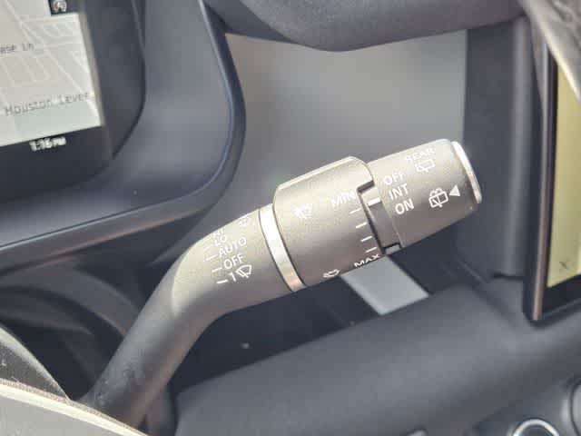 Thumbnail: 2023 Land Rover Defender - 29