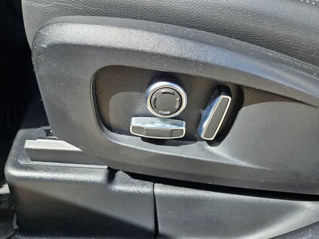 Thumbnail: 2023 Land Rover Defender - 17