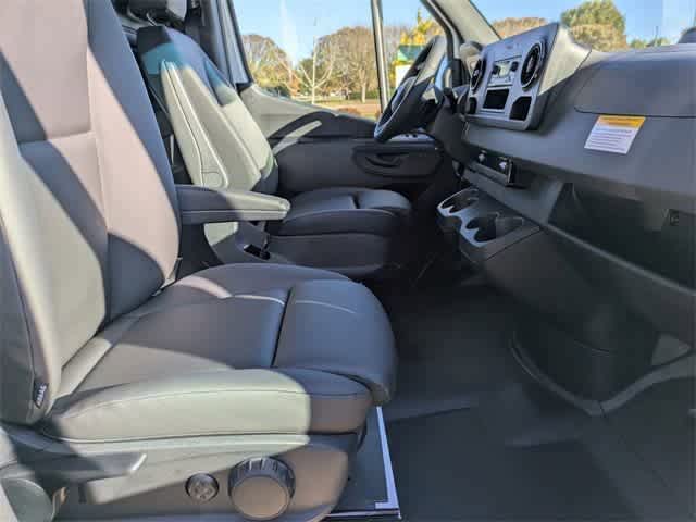 Thumbnail: 2025 Mercedes-Benz Sprinter - 14