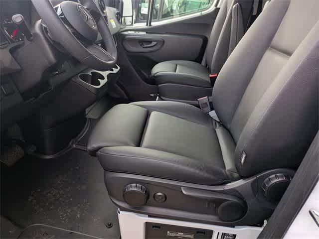 Thumbnail: 2025 Mercedes-Benz Sprinter - 3