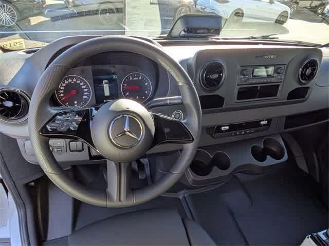 Thumbnail: 2025 Mercedes-Benz Sprinter - 3
