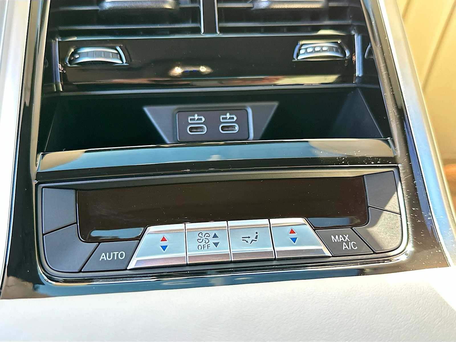 Thumbnail: 2024 BMW 8 Series - 27