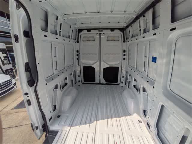 Thumbnail: 2025 Mercedes-Benz Sprinter - 9