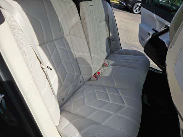 Thumbnail: 2025 BMW 7 Series - 21