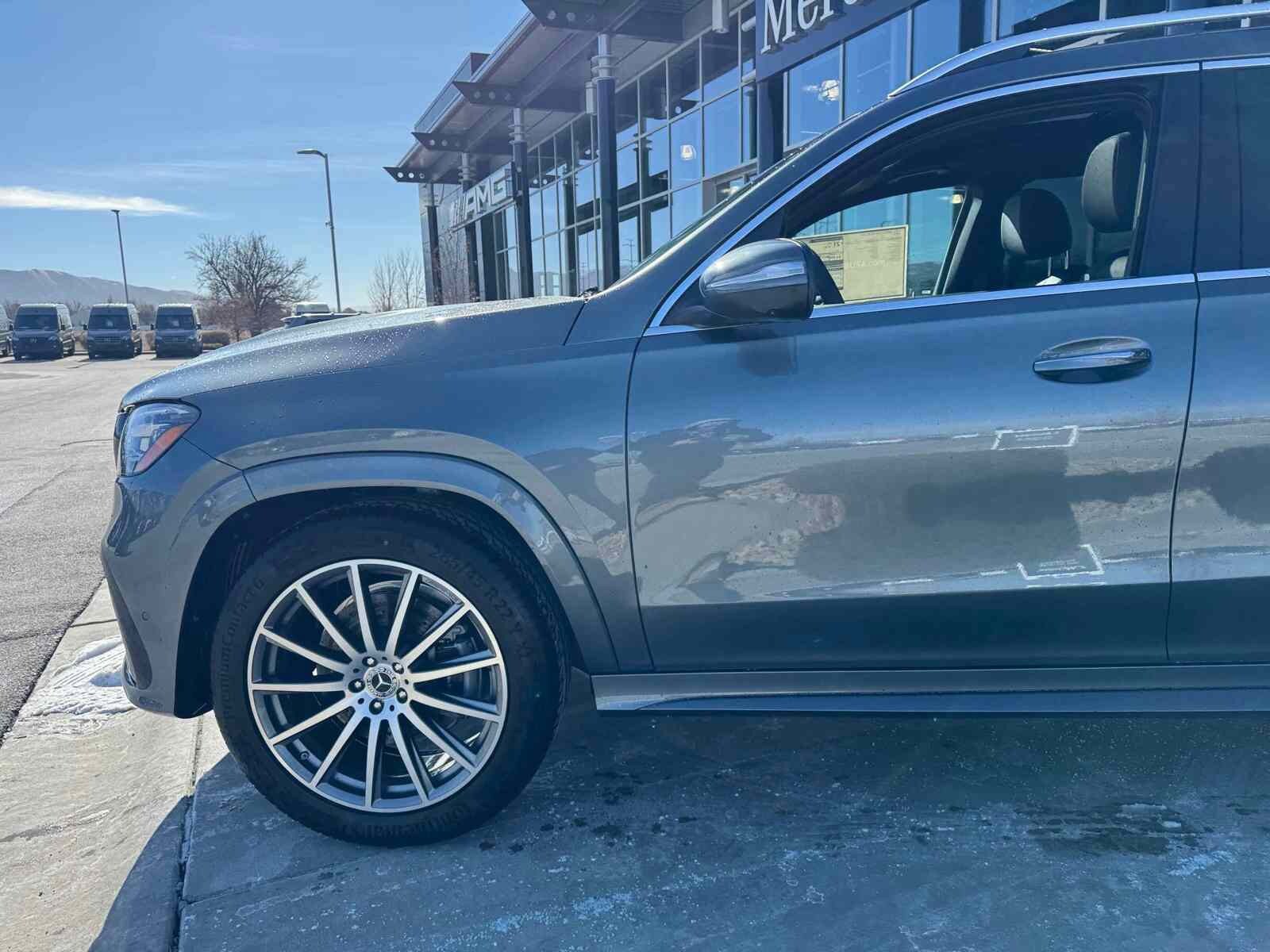 2025 Mercedes Benz GLS 450 4MATIC photo 3
