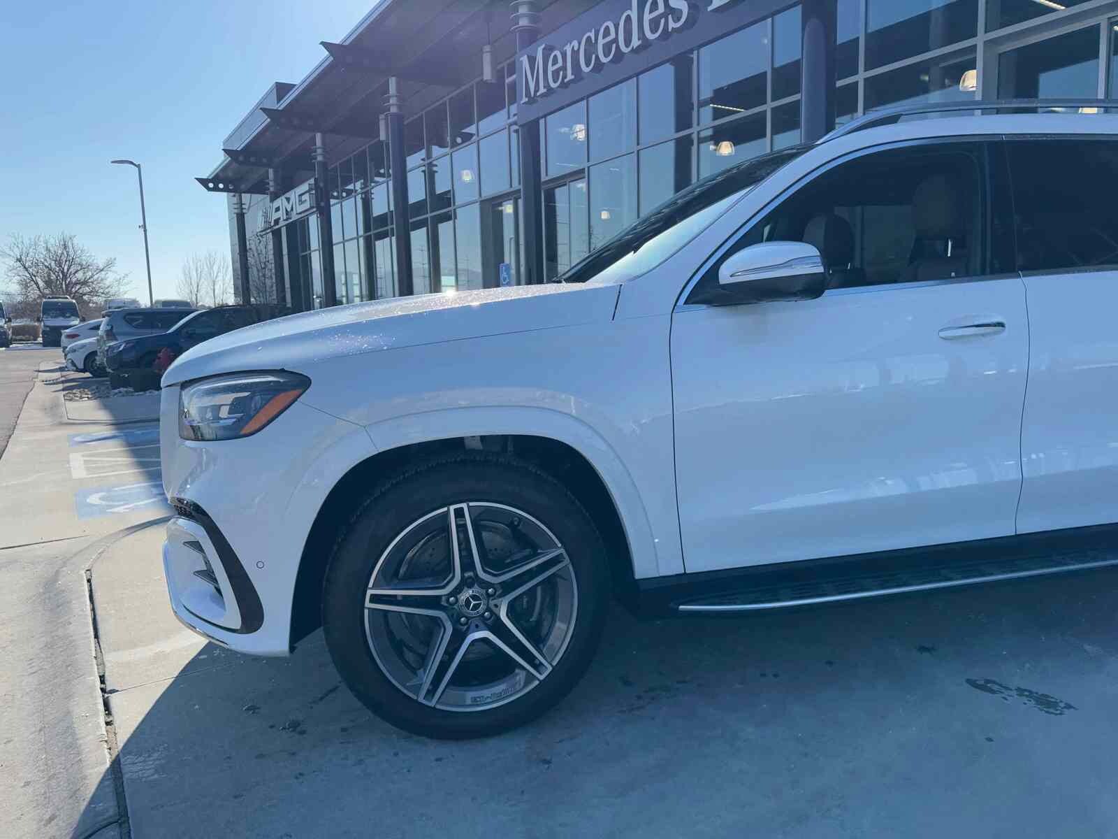 2025 Mercedes Benz GLS 450 photo 3