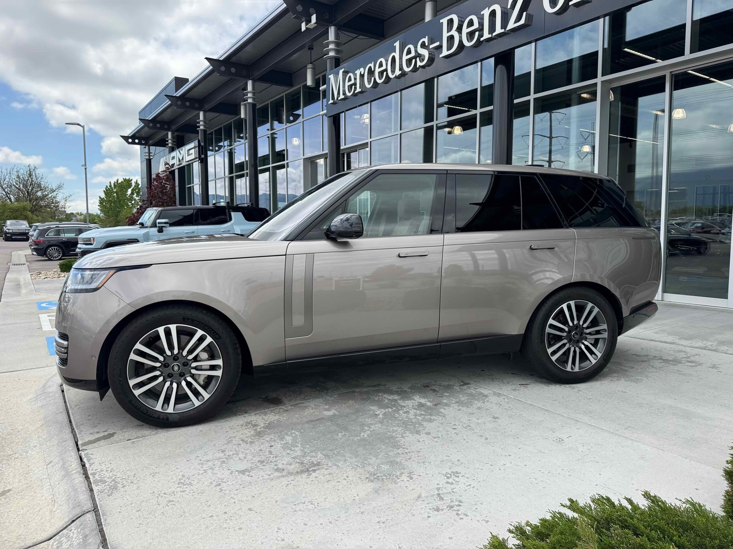 2023 Land Rover Range Rover SE photo 4