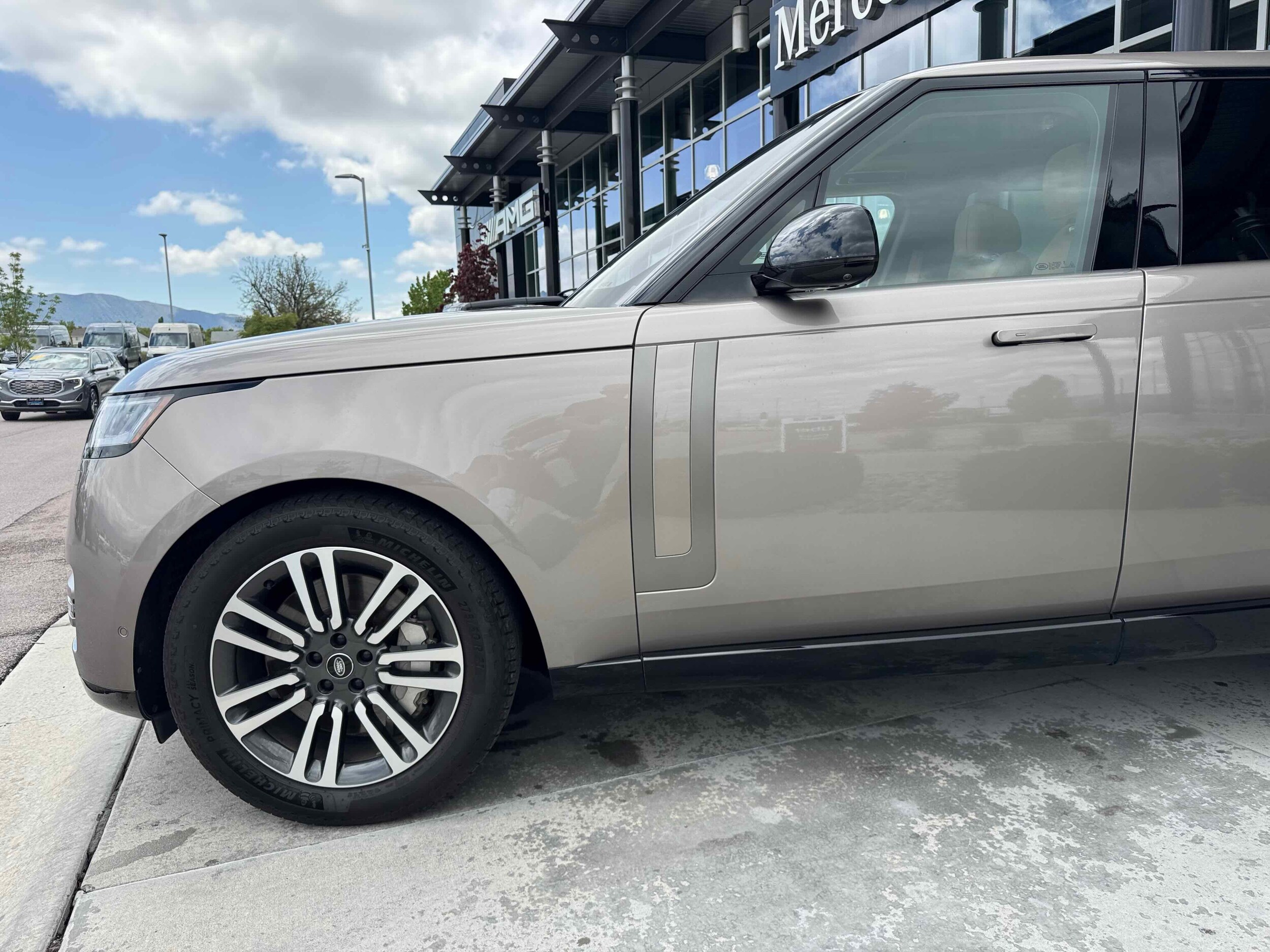 2023 Land Rover Range Rover SE photo 3